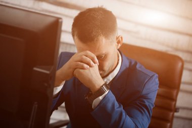 Yorgun iş adamı kafasını ha tutunarak Office işyerinde