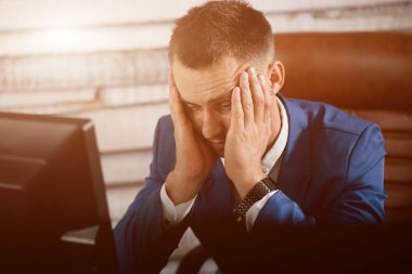 Yorgun iş adamı kafasını ha tutunarak Office işyerinde