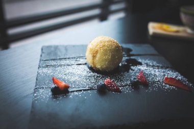 Izgara-dondurmanın içine Hindistan cevizi soslu siyah taş plaka üzerinde. Asya gıda arka plan. Beslenme kavramı. Ahşap masa ile Restaraunt yer. Kopya alanı için metin, tasarım.