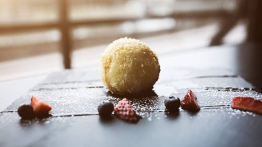 Kızarmış dondurma sosu ve pencerenin önünde siyah taş plaka üzerinde meyve ile Hindistan cevizi içinde. Asya gıda arka plan. Beslenme kavramı. Ahşap masa ile Restaraunt yer. İşaret fişeği kopya alanı için metin, tasarım