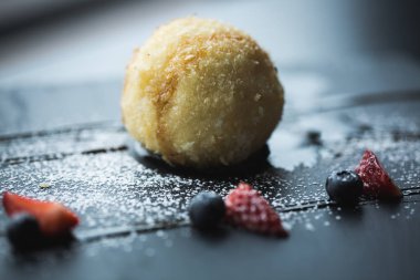 Kızarmış dondurma sosu ve pencerenin önünde siyah taş plaka üzerinde meyve ile Hindistan cevizi içinde. Asya gıda arka plan. Beslenme kavramı. Ahşap masa ile Restaraunt yer. Kopya alanı için metin, tasarım