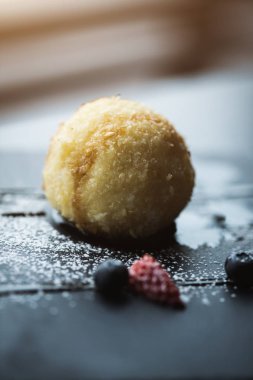 Kızarmış dondurma sosu ve pencerenin önünde siyah taş plaka üzerinde meyve ile Hindistan cevizi içinde. Asya gıda arka plan. Beslenme kavramı. Ahşap masa ile Restaraunt yer. İşaret fişeği kopya alanı için metin, tasarım