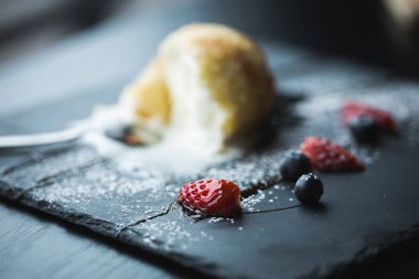 Kızarmış dondurma sosu ve meyve çay kaşığı ile siyah taş plaka ile Hindistan cevizi içinde. Asya gıda arka plan. Beslenme kavramı. Ahşap masa ile Restaraunt yer. Kopya alanı için metin, tasarım