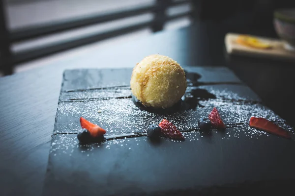 Izgara-dondurmanın içine Hindistan cevizi soslu siyah taş plaka üzerinde. Asya gıda arka plan. Beslenme kavramı. Ahşap masa ile Restaraunt yer. Kopya alanı için metin, tasarım.