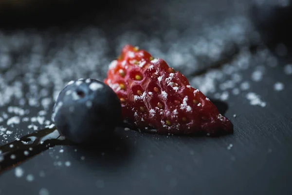 Macro foto di fragole e mirtilli su lastra di ardesia con sfondo cocco. Concetto di cibo. Frutta rossa estiva. Oggetto di chiusura. Spazio copia bagliore per testo, design — Foto Stock