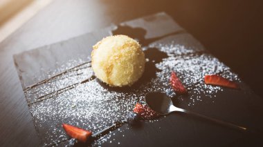 Izgara-dondurmanın içine Hindistan cevizi soslu siyah taş plaka üzerinde. Asya gıda arka plan. Beslenme kavramı. Ahşap masa ile restoran yer. Metin, tasarım için kopya yer flare. 16 9 ürün