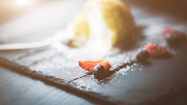 Helado a la parrilla en coco con salsa en plato de piedra negra. Fondo de comida asiática. Concepto de comer. Restaurante con mesa de madera. Flare Copiar espacio para texto, diseño. 16 en 9 cultivos — Foto de Stock