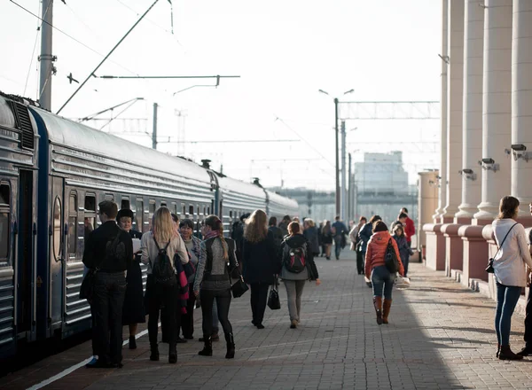 Minsk, abril de 2017. Estación de tren de la ciudad con siluetas de gente corriendo — Foto de Stock