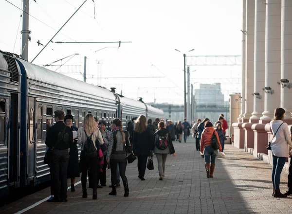 Minsk, Nisan 2017. Tren istasyonu şehrin insanlar çalışan siluetleri ile