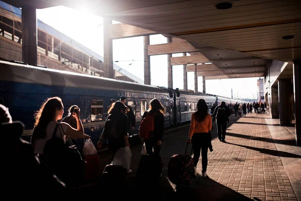 Estación de tren de la ciudad con siluetas de gente corriendo — Foto de Stock