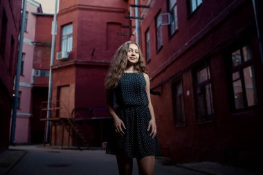 Elbise ve sokakta yürüyen güzel esmer genç kadın. Metin ve tasarım için işaret fişeği. Şehirde yaşam tarzı.