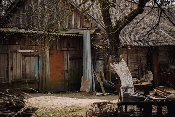 Gospodarstwo domowe we wsi Rosja. Ręcznie robione narzędzia domowe na podwórku. Styl życia starych ludzi — Zdjęcie stockowe