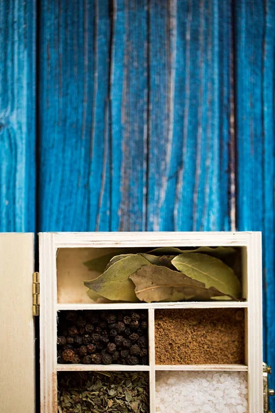 Especias en caja de madera sobre fondo azul. Copia espacio para texto y diseño. Concepto alimenticio —  Fotos de Stock