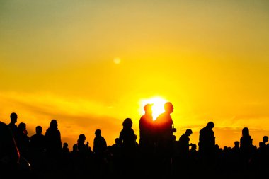 Siluet tatil günbatımı insanlar. yaz yaşam tarzı. Renkli sıcak sarı tonlama. Rekreasyon Parkı doğa içinde. Açık üzerinde Müzik Festivali