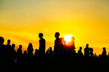 Siluet tatil günbatımı insanlar. yaz yaşam tarzı. Renkli sıcak sarı tonlama. Rekreasyon Parkı doğa içinde. Açık üzerinde Müzik Festivali