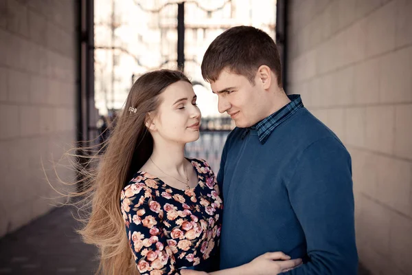 Par en el amor en la ciudad caminando, riendo, besándose y divertirse. Colorido tono amarillo cálido —  Fotos de Stock