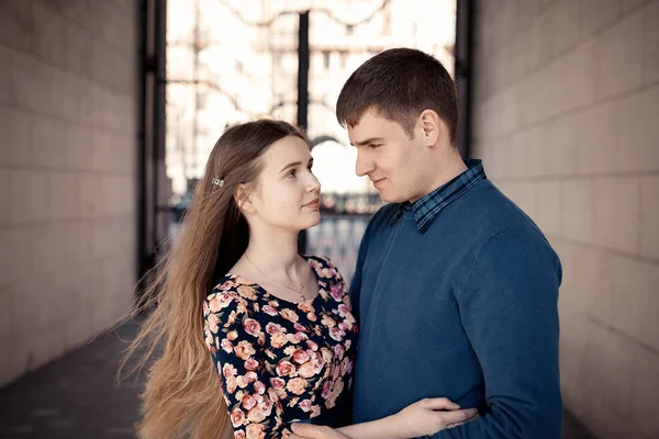 Par en el amor en la ciudad caminando, riendo, besándose y divertirse. Colorido tono amarillo cálido —  Fotos de Stock