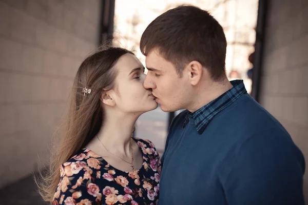 Par en el amor en la ciudad caminando, riendo, besándose y divertirse. Colorido tono amarillo cálido —  Fotos de Stock