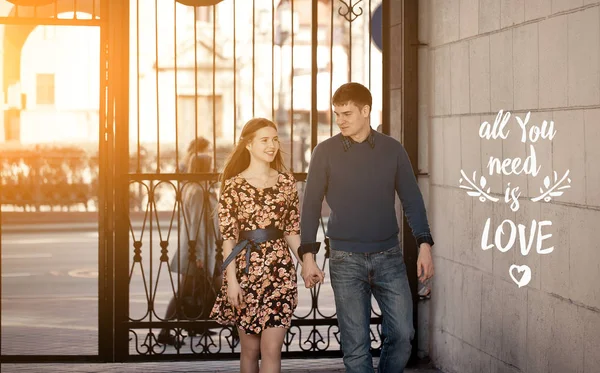 Todo lo que necesitas es un marco de texto de Amor. Par en el amor en la ciudad caminando, riendo, besándose y divertirse. Colorido tono amarillo cálido —  Fotos de Stock