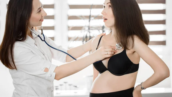 Médico de medicina mujer sosteniendo estetoscopio a la mujer embarazada de pie para el estímulo, empatía, animar, apoyo, examen médico. Nuevo concepto de vida abortiva. 16 en 9 recorte de imagen — Foto de Stock