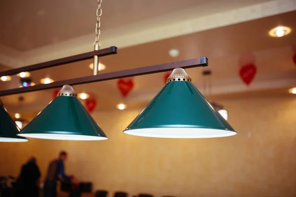 Biljart lampen boven de biljarttafel zijn klaar voor het spel. — Stockfoto