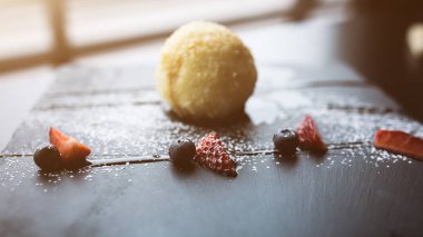 Izgara-dondurmanın içine Hindistan cevizi soslu siyah taş plaka üzerinde. Asya gıda arka plan. Beslenme kavramı. Ahşap masa ile restoran yer. Metin, tasarım için kopya yer flare. 16 9 ürün