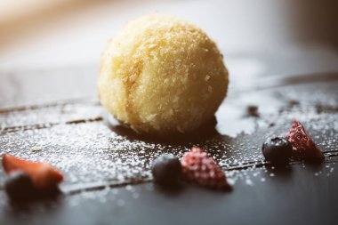 Izgara-dondurmanın içine Hindistan cevizi soslu siyah taş plaka üzerinde. Asya gıda arka plan. Beslenme kavramı. Ahşap masa ile restoran yer. Metin, tasarım için kopya yer flare. 16 9 ürün