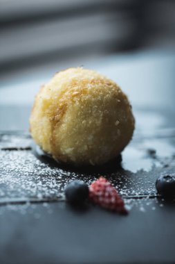 Izgara-dondurmanın içine Hindistan cevizi soslu siyah taş plaka üzerinde. Asya gıda arka plan. Beslenme kavramı. Ahşap masa ile restoran yer. Kopya alanı için metin, tasarım.