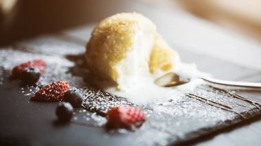 Izgara-dondurmanın içine Hindistan cevizi soslu siyah taş plaka üzerinde. Asya gıda arka plan. Beslenme kavramı. Ahşap masa ile restoran yer. Metin, tasarım için kopya yer flare. 16 9 ürün