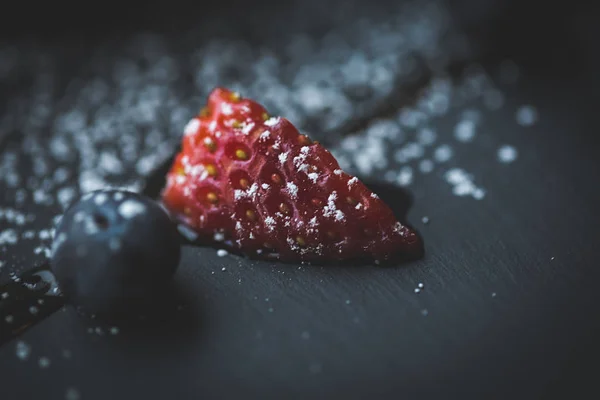 Macro foto di fragole e mirtilli su lastra di ardesia con sfondo cocco. Concetto di cibo. Frutta rossa estiva. Oggetto di chiusura. Spazio copia bagliore per testo, design — Foto Stock