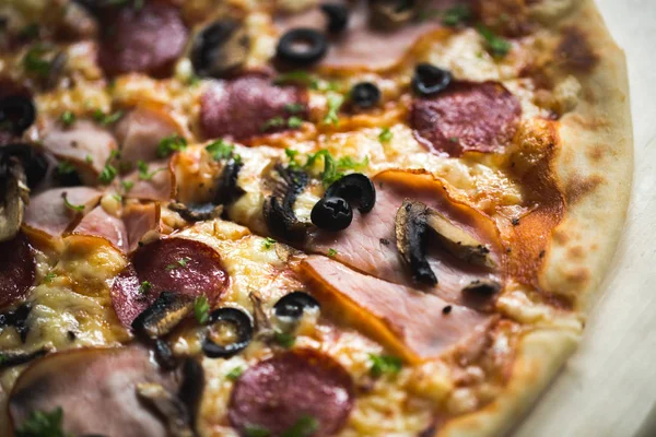 Italienische Pizza. Nahaufnahme Foto. Makroschießen. Ernährungskonzept. — Stockfoto