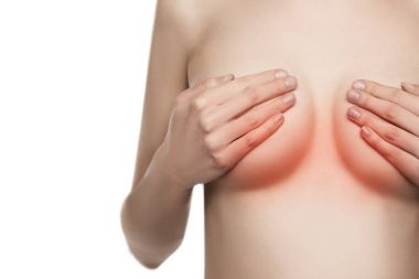 çıplak kadın meme. Genç Kafkas yetişkin kadın göğüslerini topaklar veya meme kanseri belirtileri kırmızı hastalık belirtisi ile incelenmesi. İzole beyaz arka plan