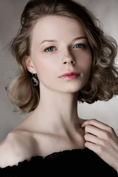 Mode glänsande highlighter på huden, sexiga glans läppar smink och böjda blont hår. Beauty porträtt av modell med naturlig make-up. — Stockfoto