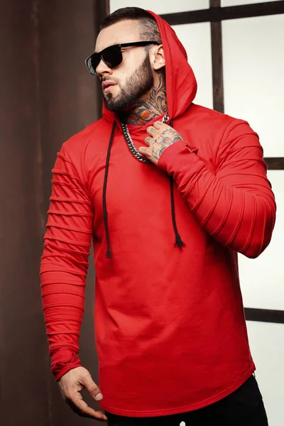 Moda dövme ve ayakta ve modeli testler için veya günlüğe trend moda giysiler içinde poz siyah sakalı ile şık yakışıklı bir erkek model seksi closeup portresi. Profesyonel Studio resim