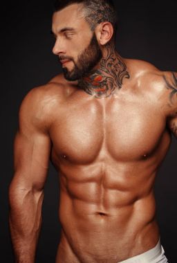 Güzel gözlü yakışıklı üstsüz erkek model seksi closeup portresi. Seksi erkek veya kas maço, vücut geliştirmeci, kas gövde, gövdeli, altı bohça abs pozlar beyaz siyah arka plan üzerine