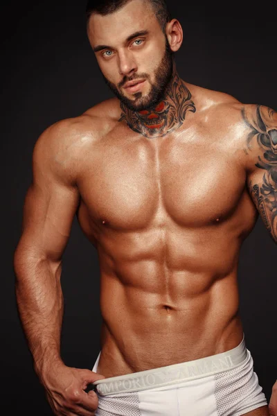 Güzel gözlü yakışıklı üstsüz erkek model seksi closeup portresi. Seksi erkek veya kas maço, vücut geliştirmeci, kas gövde, gövdeli, altı bohça abs pozlar beyaz siyah arka plan üzerine
