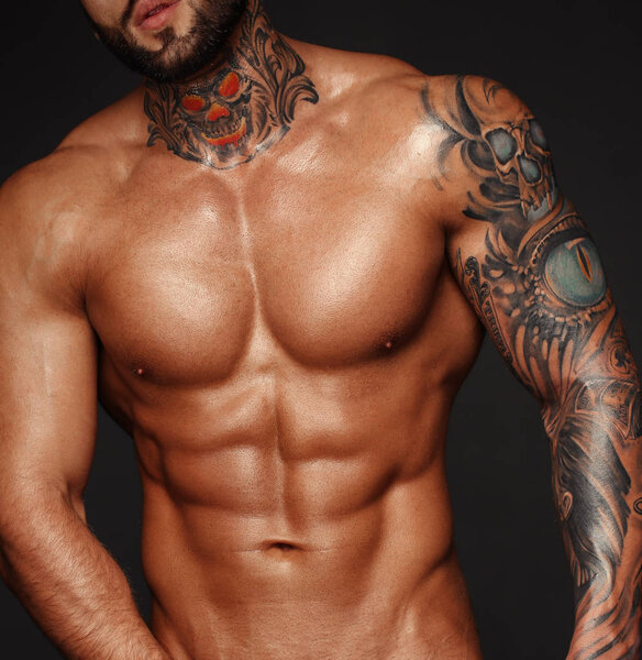 Сексуальный крупным планом портрет красивой топлесс мужской модели с красивыми глазами. Сексуальный мужчина или мускулистый мачо, бодибилдер, с мышечным туловищем, тело с шестью пачками и прессом позирует на черном фоне в белом
