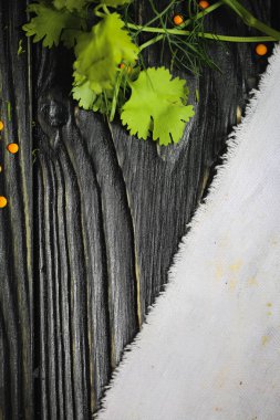 siyah ahşap arka plan. Yazı tahtası. Doku. Yeşil ve kabuğu çıkarılmış tane ve beyaz keten kumaş yukarıdan. Metin ve tasarım için alan kopyalayın. Üstten Görünüm ahşap yemek için.