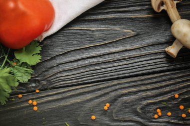 siyah ahşap arka plan. Yazı tahtası. Doku. Yeşil ve kabuğu çıkarılmış tane ve beyaz keten kumaş yukarıdan. Metin ve tasarım için alan kopyalayın. Üstten Görünüm ahşap yemek için.