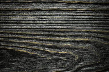 siyah ahşap arka plan. Yazı tahtası. Doku. Yeşil ve kabuğu çıkarılmış tane ve beyaz keten kumaş yukarıdan. Metin ve tasarım için alan kopyalayın. Üstten Görünüm ahşap yemek için.