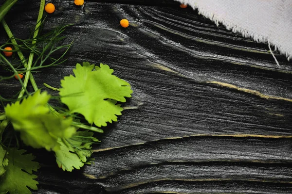 木制的黑色背景。黑板。Grunge 纹理。绿色和去壳和白色亚麻布从上面。复制文本和设计空间。顶视图木材的食物. — 图库照片