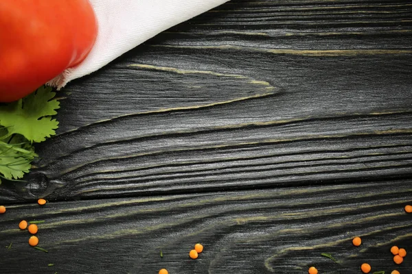 siyah ahşap arka plan. Yazı tahtası. Doku. Yeşil ve kabuğu çıkarılmış tane ve beyaz keten kumaş yukarıdan. Metin ve tasarım için alan kopyalayın. Üstten Görünüm ahşap yemek için.