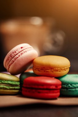 Renkli macarons kek. Tatlı macaroons renk beyaz arka plan izole. Kahve Dükkanı vintage renkte. Kahve Öğütücü ve parlama ile ahşap masa üzerinde. Retro tarzı. Gıda doğal arka plan