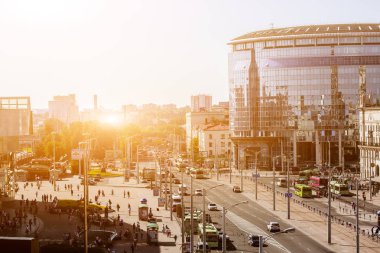 Cityscape Minsk, Beyaz Rusya'nın. Yaz sezonu ve günbatımı zamanı. Avenue ve merkez garına görünümünü