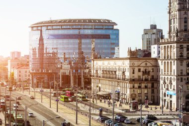 Cityscape Minsk, Beyaz Rusya'nın. Yaz sezonu ve günbatımı zamanı. Avenue ve merkez garına görünümünü