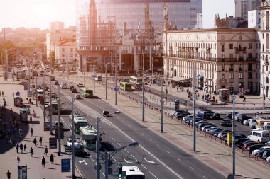 Cityscape Minsk, Beyaz Rusya'nın. Yaz sezonu ve günbatımı zamanı. Avenue ve merkez garına görünümünü