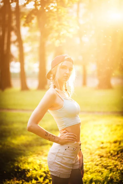 Silhueta de modelo feminino em luz solar em parque. respirar ar fresco ao ar livre. Conceito de estilo de vida ativo saudável. retrato de mulher desportiva feliz relaxando no parque — Fotografia de Stock