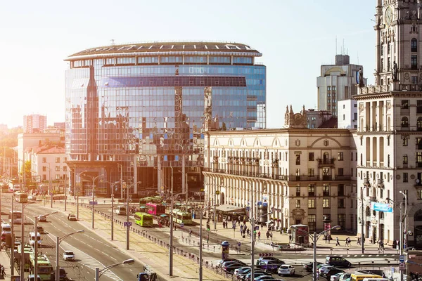 Cityscape de Minsk, Bielorrússia. Temporada de verão e horário de pôr do sol. Vista da avenida central e da estação central — Fotografia de Stock