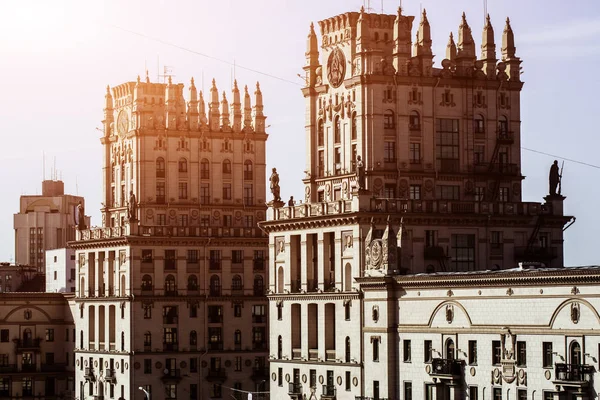 Panoráma města Minsk, Bělorusko. Letní sezóna a západu slunce čas. Pohled na central Avenue a Central station. Twin Towers — Stock fotografie