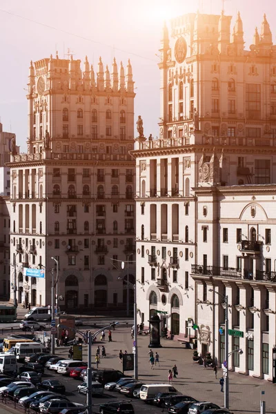 Paisaje urbano de Minsk, Belarús. Temporada de verano y hora de la puesta del sol. Vista de la avenida central y la estación central. Torres gemelas — Foto de Stock